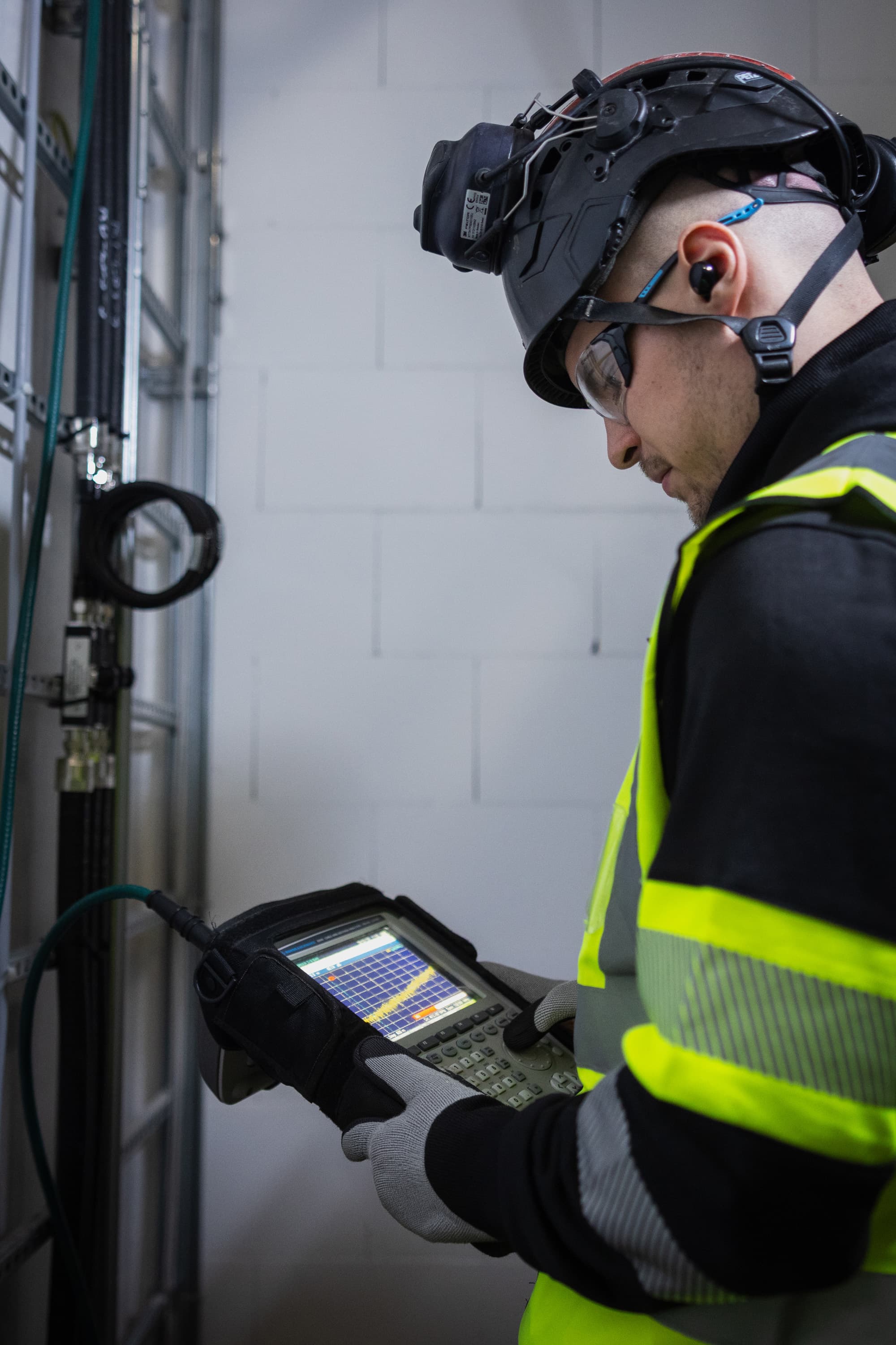 Bandercom engineer running distance-to-fault analysis on a Rohde & Schwarz analyzer